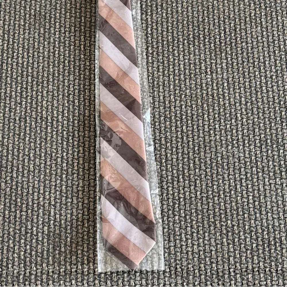 Roundtree & Yorke stylish tie